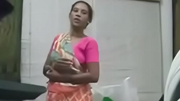 नौकरानी के सामने मालिक मुठ मारत बा