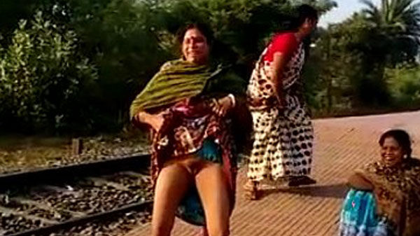 स्टेशन पर भौजी बुर देखावत बारी