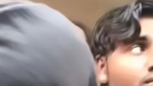 कार में बहन के चूची चूस लेनी