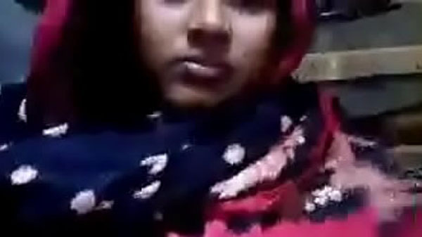 मुस्लिम रंडी बुर में ऊँगली करत बिया