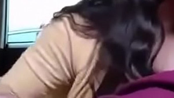 गर्लफ्रेंड के चूची पर वीर्य गिरा देनी