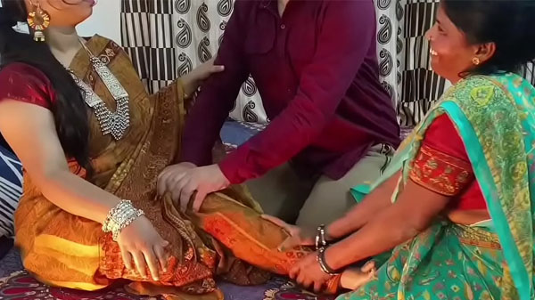 नौकरानी के साथ हॉट ग्रुप चोदाई