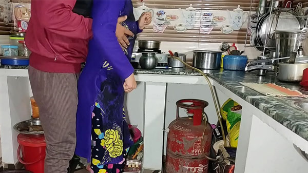 रसोई घर में सेक्सी बहन के चोदाई