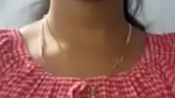 सेक्सी लड़की आपन चूची दबावत बारी