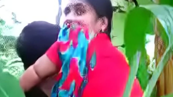 खेत में सेक्सी भाभी के बुर चोदाई