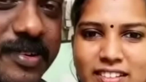 दोस्त के पत्नी के साथ मज़ा करत बानी