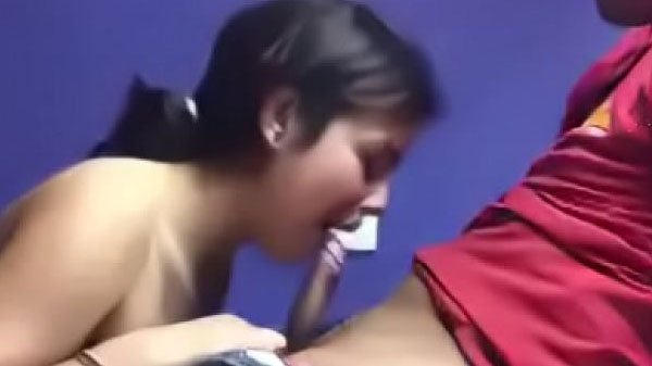बहन अपने भाई का लंड चूसती हुई