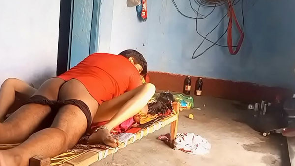 देसी भाभी के खटिया पर सुता के बुर चोदाई