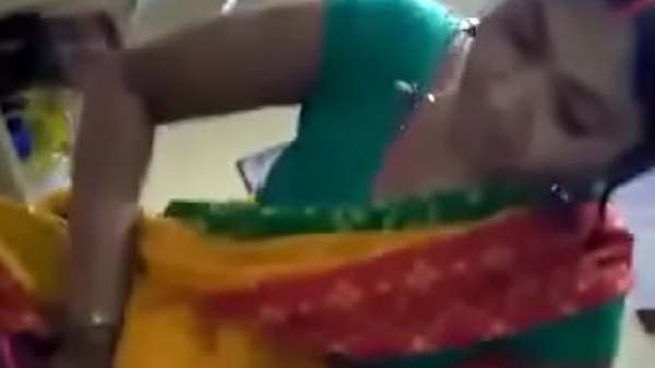 भोजपुरिया भाभी के कंडोम लगा के चोदाई