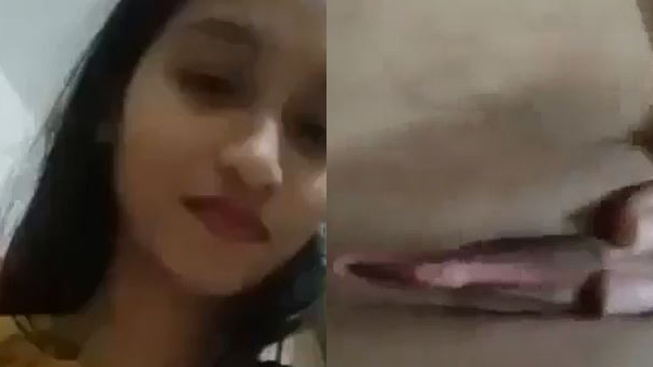 देसी लड़की बुर में ऊँगली कईली हs