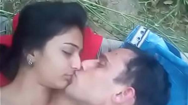 खटिया पर सुता के गर्लफ्रेंड के चोदाई