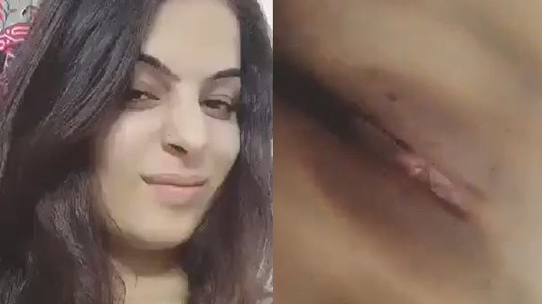 माही आपन चूत और चूची देखावत बारी
