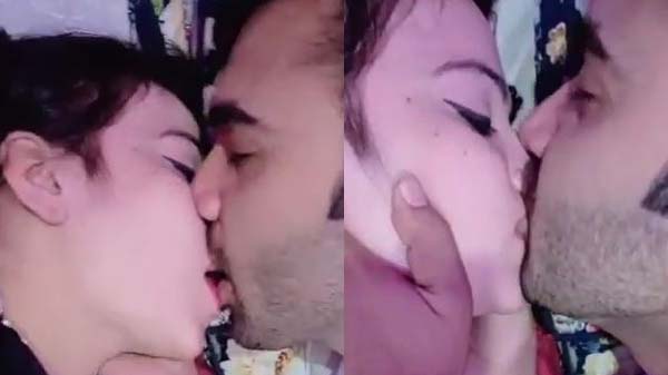 बिहारी कपल एक दुसरे के चुम्मा लेत बा