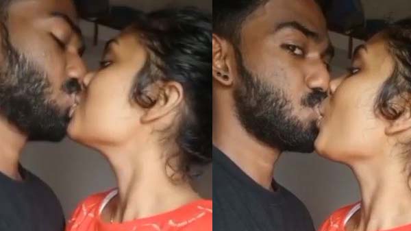 प्रेमिका के चूची ऊपर ऊपर दबावत बा