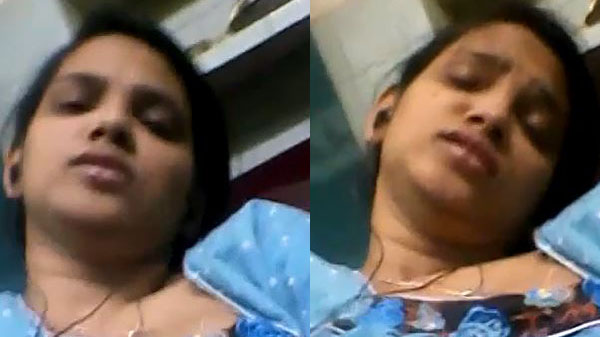 बैंक में काम करे वाली लड़की ऊँगली करत बारी