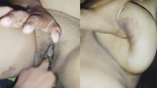 बुर में ऊँगली करके चाची के चोदाई