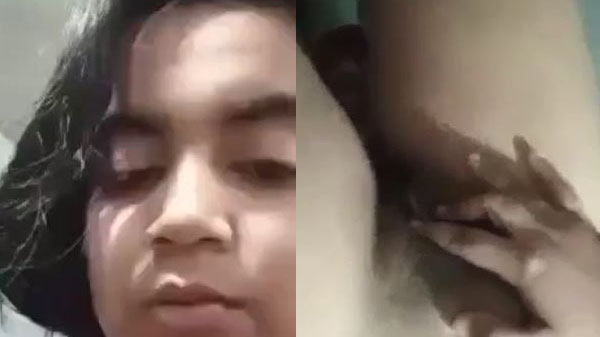 गाँव के लड़की आरती बुर में ऊँगली डालत बारी
