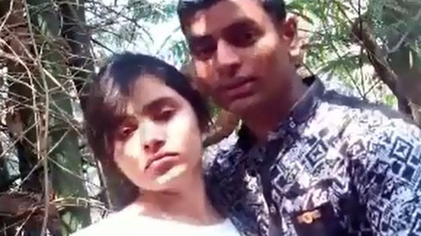 गर्लफ्रेंड चूची दबवावत बारी जंगल में