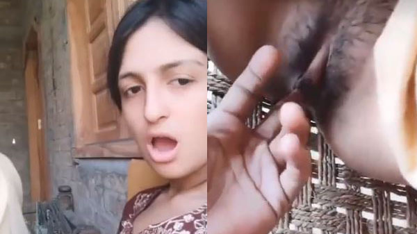 मुस्लिम लड़की आपन बुर में ऊँगली करवावत बिया