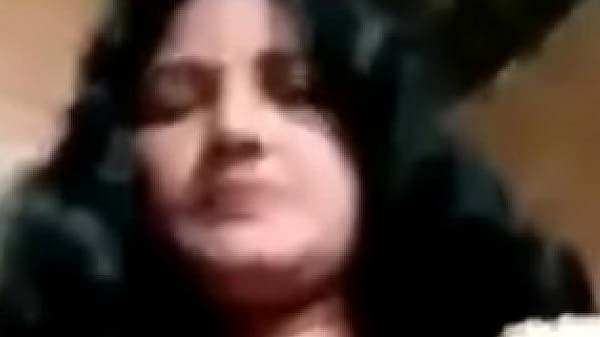 भाभी मस्ती में बुर में ऊँगली करत बारी