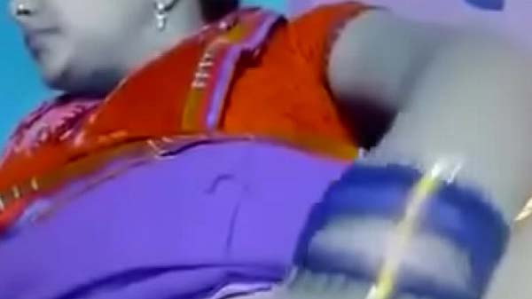 बिहारी आंटी आपन बुर में ऊँगली करत बारी