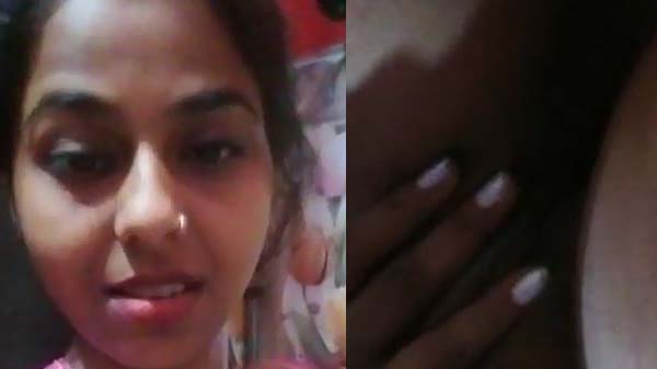 देसी लड़की कोमल बुर में ऊँगली करत बारी