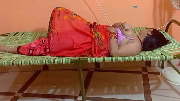 खटिया पर बुआ आपन बुर चोदवावत बारी