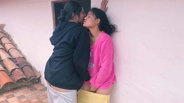 दो सहेली लेस्बियन सेक्स करत बारी छत पर