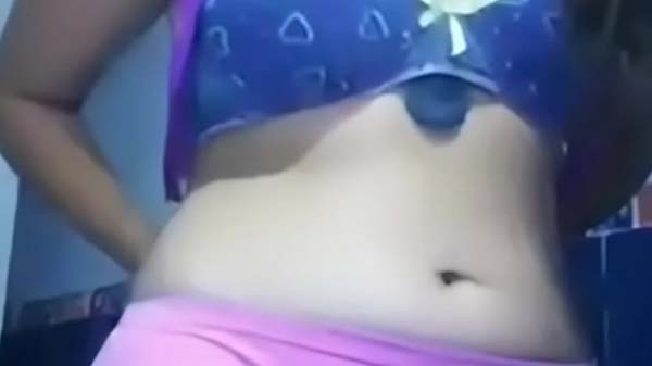 गाँव के चुद्दकड़ लड़की आपन चूची देखावत बारी