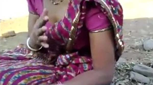 देसी रंडी २०० रुपया में ग्राहक के लंड चुसत बारी