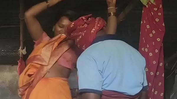 गाँव के पड़ोसन भाभी से लंड चुसवा के चोदाई कईनी