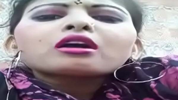 सुन्दर देहाती भाभी बैठ के बुर में ऊँगली करत बारी
