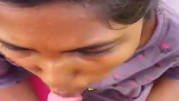 देहाती लड़की खुला में बॉयफ्रेंड के लंड चुसत बारी