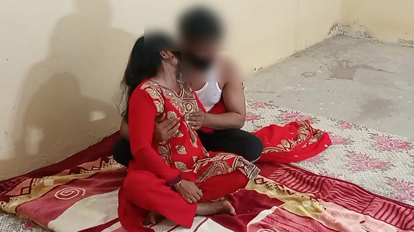 बीवी आपन मरद के लंड चूस के चोदवावत बारी