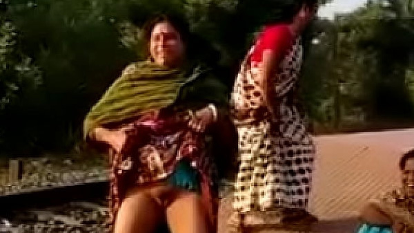 गाँव के रंडी खुलेआम बुर देखा देली