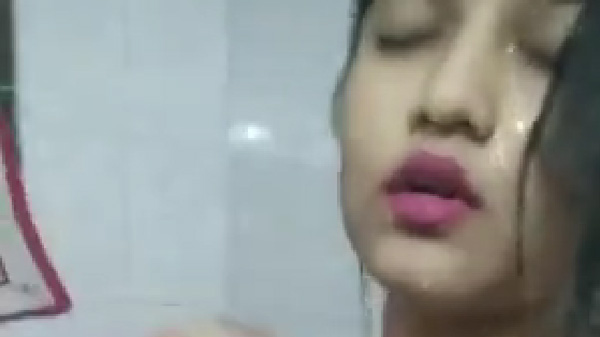सेक्सी लड़की आपन गोरा चूची देखावत बारी