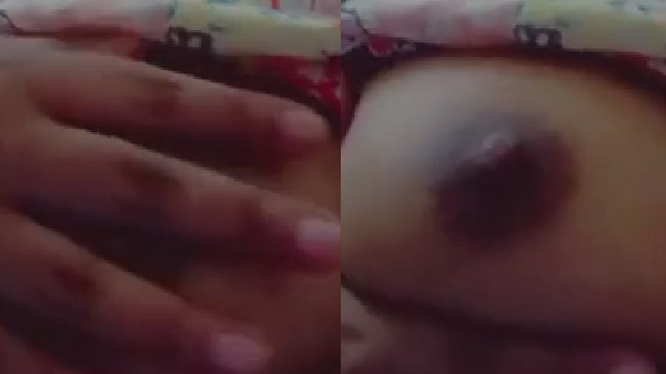 हॉट लड़की आपन बूब्स के दबावत बारी