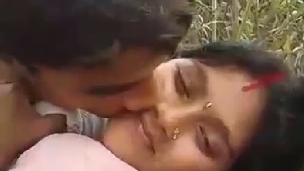 देहाती भाभी के पैसा देके खेत में चुदाई