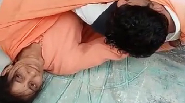 देहाती गर्ल ऊँगली करवावत बारी आउटडोर में