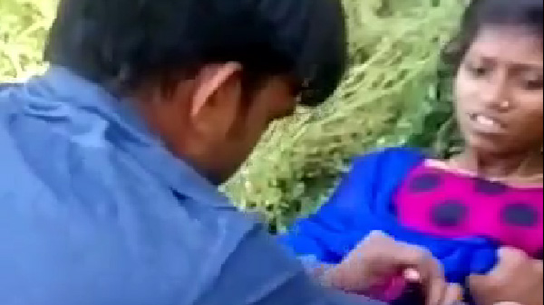 दोस्त के सामने खेत में चुदाई गर्लफ्रेंड के