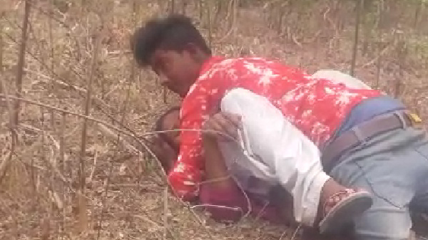 खेत में गर्लफ्रेंड के चुदाई के लीक एमएमएस