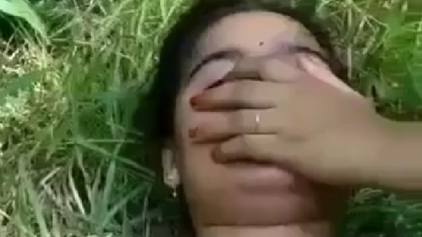खेत में हॉट लड़की चोदवा लेली