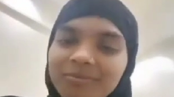 मुस्लिम लड़की कॉक राइड करके चोदवा लेली