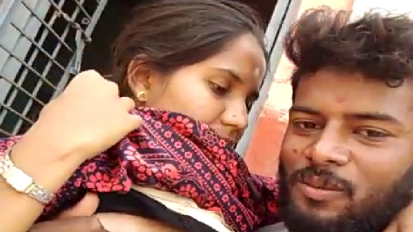 आउटडोर में बिहारी लड़की के बूब्स चुसत बारन प्रेमी