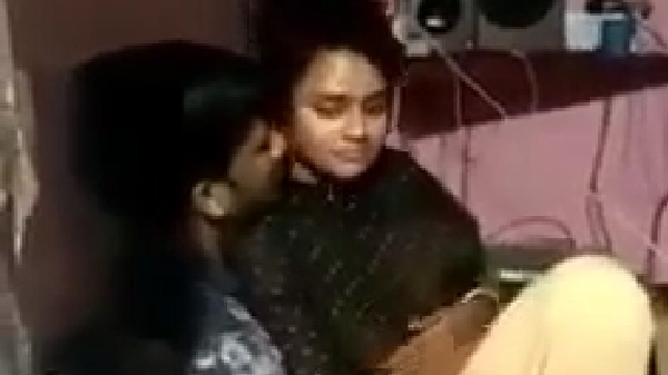 साली के साथ मज़ा लेत बारन जीजा जी
