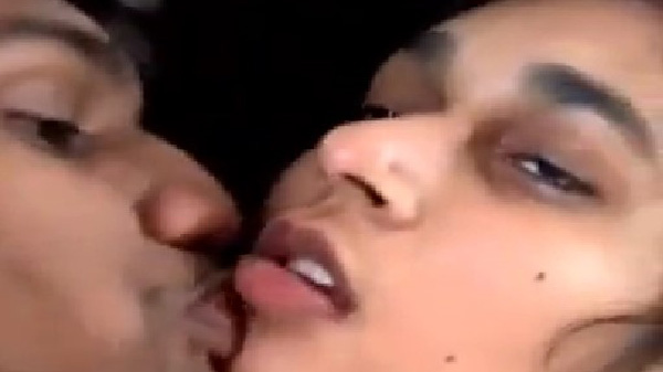 बुर में ऊँगली करके देहाती निब्बी की चुदाई
