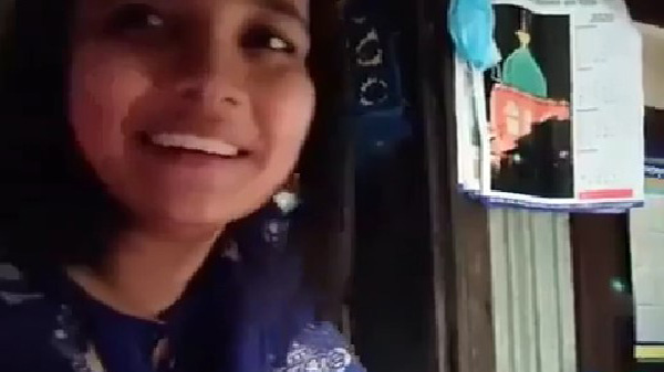 छोटे भाई का लंड हिला चूस रही है बहन