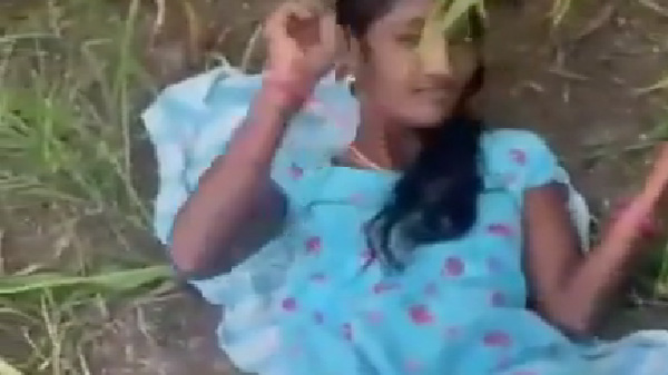 देहाती लड़की खेत में बुर चोदवावत बारी