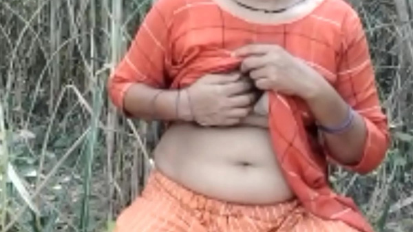 खेत में भौजी के बुर चुदाई होता