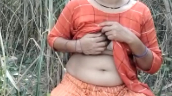 भाभी के खेत में बुला के डॉगी स्टाइल चुदाई
